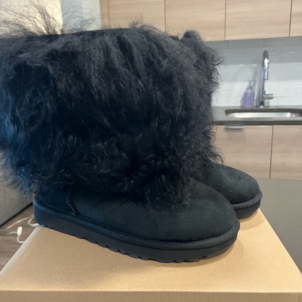 UGG Short Sheepskin Cuff Boots  Black Fur Cuffs  Women's Size 7
